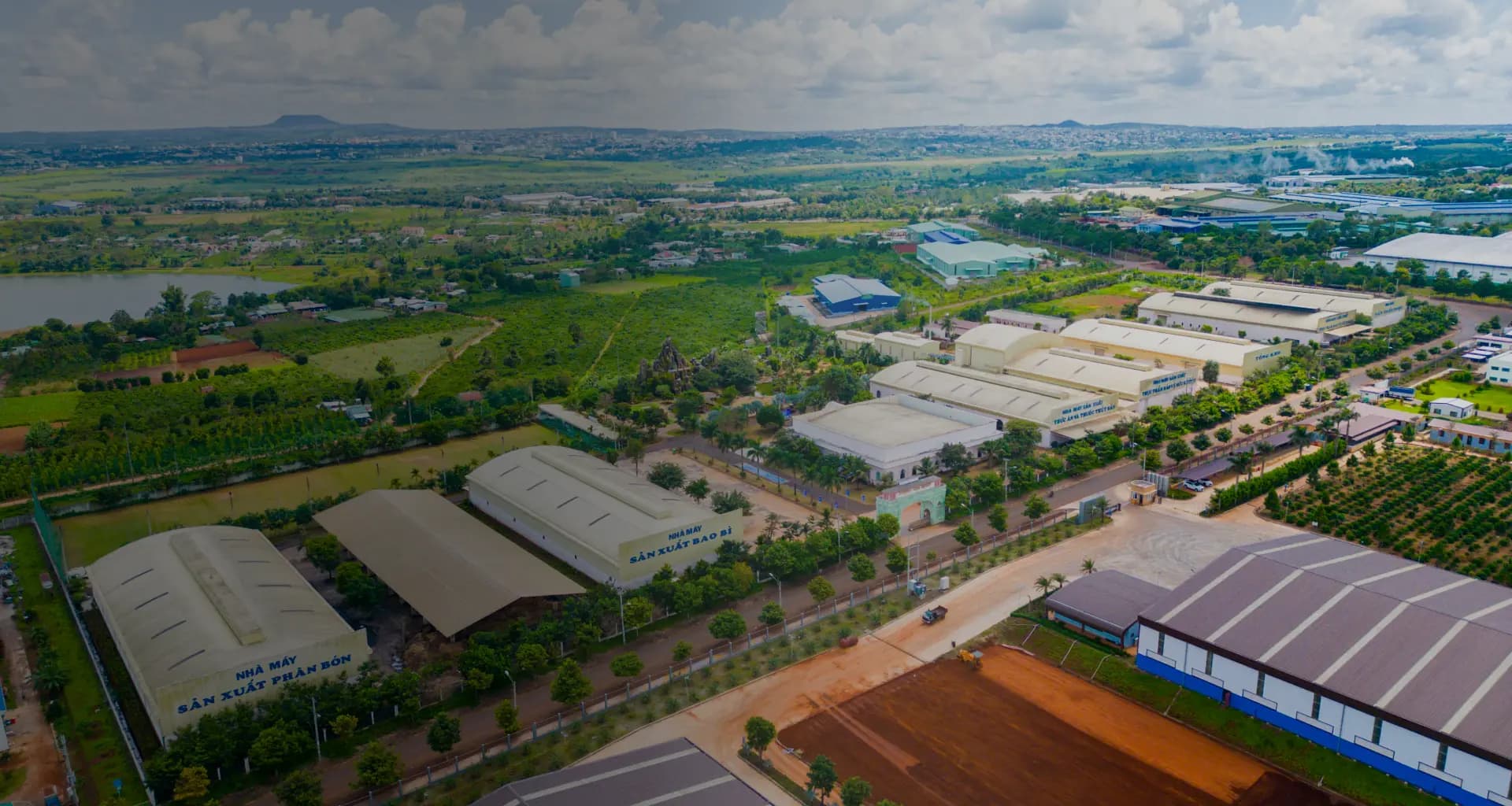 Toàn cảnh trên cao khu sản xuất Trường Sinh và vùng nông nghiệp xung quanh